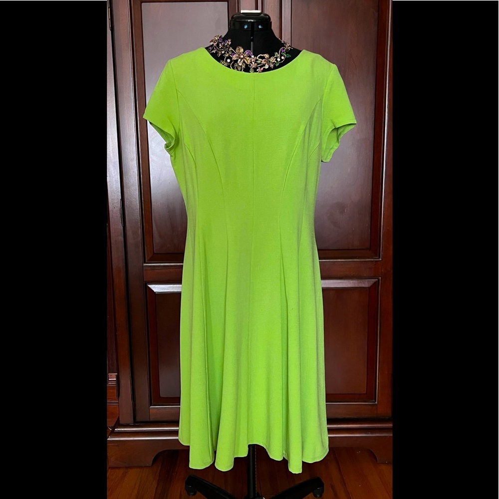 Beautiful lime green cap sleeve sheath, excellent condition, 100% polyester